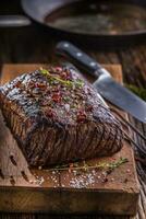 Rindfleisch Steak. saftig Rippe Auge Steak im schwenken auf hölzern Tafel mit Kraut und Pfeffer foto