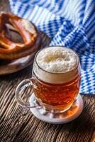 Bier und Oktoberfest. Entwurf Bier Brezel und Blau kariert Tischdecke wie traditionell Produkte zum bayerisch Festival Oktoberfest foto