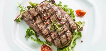 Nahansicht saftig Flanke Steak von Gemüse Salat. foto