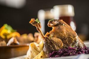 geröstet Weihnachten Ente Bein rot Kohl Knödel Leber Entwurf Bier und gebacken Gebäck foto