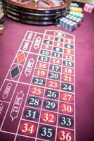 Roulette Tabelle im ein Kasino mit Rad und Chips foto