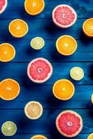 Orangen Kalk Zitrone und Grapefruit auf Blau Tisch. foto