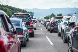 Prag Tschechisch Republik - - 30. jun. der Verkehr Marmelade auf das Autobahn im das Sommer- Urlaub Zeitraum oder im ein der Verkehr Unfall. schleppend oder Schlecht der Verkehr foto