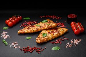 köstlich Ofen frisch Fladenbrot Pizza mit Käse, Tomaten, Wurst, Salz- und Gewürze foto