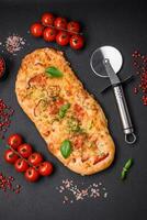 köstlich Ofen frisch Fladenbrot Pizza mit Käse, Tomaten, Wurst, Salz- und Gewürze foto