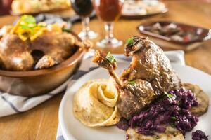 geröstet Weihnachten Ente Bein rot Kohl Knödel Leber Entwurf Bier und gebacken Gebäck foto