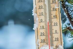 Thermometer auf Schnee zeigt an niedrig Temperaturen im Celsius oder Fahrenheit foto