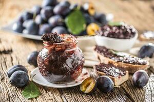 Frühstück von hausgemacht Pflaume Marmelade Brot und reif Pflaumen. foto