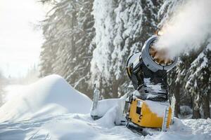 Schnee Kanone Gewehr oder Maschine Sprays Wasser und schneit ein Ski oder Querfeldein Spur foto