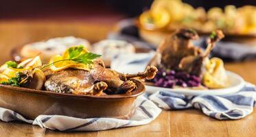 geröstet Weihnachten Ente Bein rot Kohl Knödel Leber Entwurf Bier und gebacken Gebäck foto