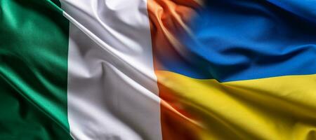 winken Flagge Konzept von Ukraine und Irland symbolisierend politisch Verbindung foto