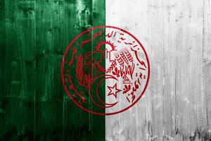 Flagge und Mantel von Waffen von das algerisch Menschen demokratisch Republik auf ein texturiert Hintergrund. Konzept Collage. foto