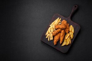 köstlich knusprig Hähnchen Nuggets paniert mit Salz- und Gewürze foto