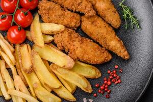 köstlich knusprig Hähnchen Nuggets paniert mit Salz- und Gewürze foto