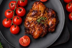 köstlich gebacken Hähnchen Fleisch mit Salz, Gewürze und Kräuter foto