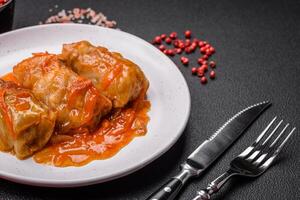 köstlich Dolma im Tomate Soße mit Möhren, Zwiebeln, Salz, Gewürze und Kräuter foto