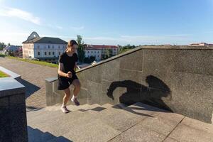 ein jung Frau im schwarz Kleider Laufen auf Treppe foto