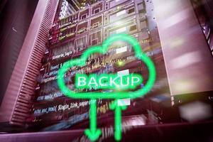 Backup-Taste auf modernem Serverraumhintergrund. Verhinderung von Datenverlust. Systemwiederherstellung. foto