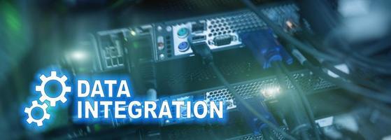 Informationstechnologiekonzept zur Datenintegration auf Serverraumhintergrund. foto
