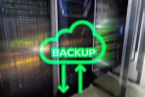 Backup-Taste auf modernem Serverraumhintergrund. Verhinderung von Datenverlust. Systemwiederherstellung. foto