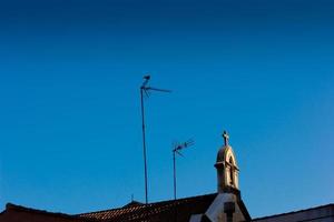 Silhouette von Dach und Kreuz einer Kirche foto
