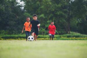 Kinder spielen Fußball Fußball foto