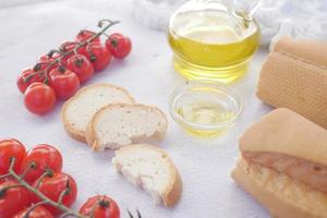 Brotscheiben und Olivenöl auf dem Tisch foto