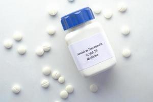 Covid 19 medizinische Pillen und Behälter auf weißem Hintergrund
