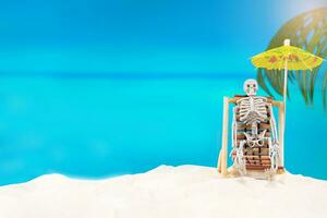 Skelett auf Sonnenbank mit Regenschirm genießt Strand Tag beim Meer. Halloween im heiß Land, verbrannt aus. Kopieren Raum foto