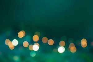 abstrakt defokussiert Beleuchtung auf Grün verschwommen Hintergrund. Weihnachten, Neu Jahr, Geburtstag. Kopieren Raum foto