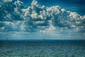 Sommer- Blau Landschaft von das baltisch Meer im Polen mit ein Windsurfer foto