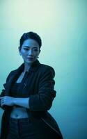 Foto von asiatisch Frau im Jacke Outfit mit bunt Licht im Hintergrund, generativ ai