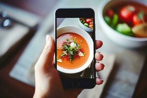 ein Frau nimmt Bilder von Essen auf ihr Telefon. ai generativ foto