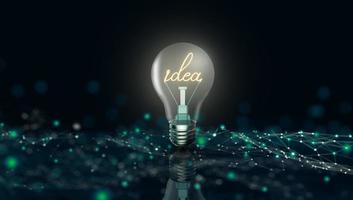leuchtende Glühbirne mit der Wortidee auf dem Hintergrund der digitalen Geschäftstechnologie
