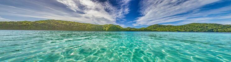 Panorama- Aussicht Über Türkis Blau Wasser zu ein tropisch Insel im Palau foto