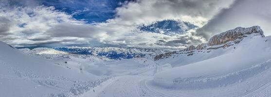 Panorama- Bild von ein Ski Steigung im wenn Ski Resort im Kleinwalsertal Senke im Österreich foto