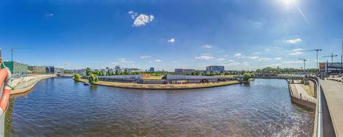 Panorama- Bild Über das Fluss Spree im Berlin mit Regierung Kreis im 2013 foto