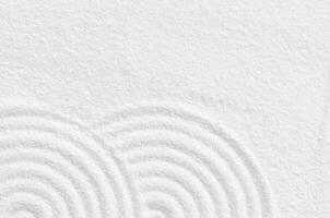 Sand Textur mit einfach spirituell Muster, japanisch Zen Garten mit konzentrisch Kreise und parallel Linien auf Weiß sandig Oberfläche hintergrund,harmonie,meditation,zen mögen Konzept foto