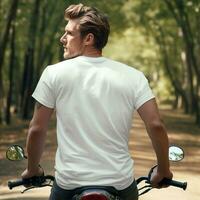 ai generativ Foto von ein Mann auf das Fahrrad tragen ein einfach Weiß T-Shirt gegenüber rückwärts