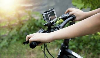 ein Digital Kamera montiert auf das Lenker von ein Berg Fahrrad. foto