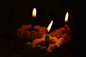 Kerzenlicht und Geburtstag Kuchen Bilder foto