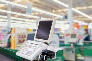 leeren Kassierer Auschecken Schreibtisch mit Terminal im Supermarkt foto