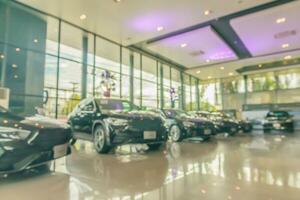 neue Autos im Showroom-Interieur verschwommen abstrakten Hintergrund foto