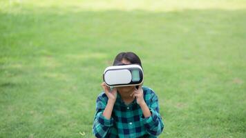 jung Mädchen Kind Kind abspielen virtuell Wirklichkeit Spiel halt vr Brille und überrascht. Cyber Raum und virtuell Spielen .sstkhome foto