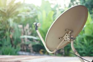 Jahrgang Satellit Empfänger Antenne Gericht Eingerichtet auf Dach. Konzept, Technologie zum Kommunikation, global Übertragung zum Digital Rezeption durch Fernseher. terrestrisch Fernseher Empfänger. Fernseher Antenne Gerät. foto