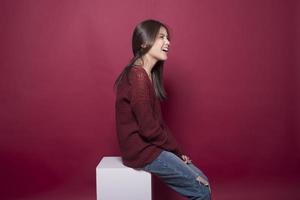 schönes Frauenporträt im Studio auf rotem Hintergrund foto