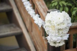 weiße Hochzeitsblumendekorationen foto