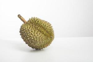 Durian auf weißem Hintergrund foto