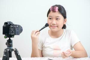 süß asiatisch Mädchen Blogger ist zeigen Wie zu machen oben und verwenden Kosmetika. ich foto