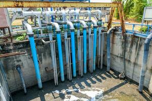 Wasser Rohre in Verbindung gebracht zu groß Wasser Pumps sind benutzt zu Pumpe Abwasser in das Abwasser Behandlung foto